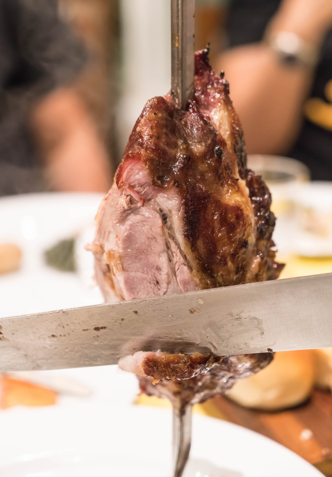 Πασχαλινό Αρνί: Μυστικά για τέλεια προετοιμασία & ψήσιμο στη σούβλα